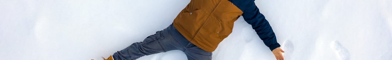 Mann fotograferer seg selv med dronen sin